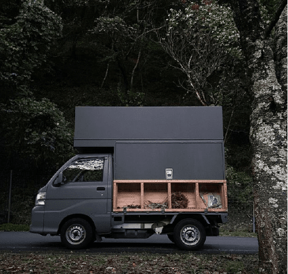 森の中の移動販売車